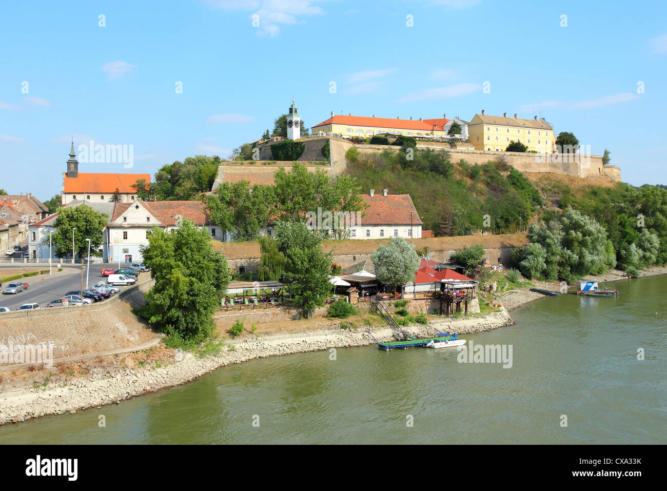 Novi Sad Serbia - città nella regione della Vojvodina. Petrovaradin Fortress e dal fiume Danubio. Foto Stock