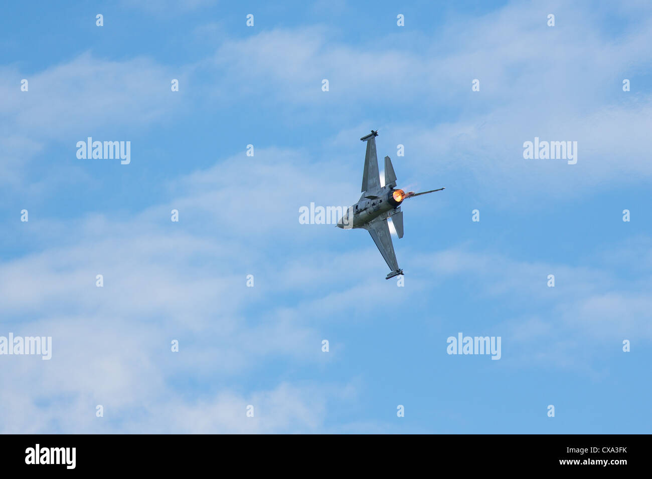 Un f-16 figher jet suona presso un'esibizione aerea Foto Stock