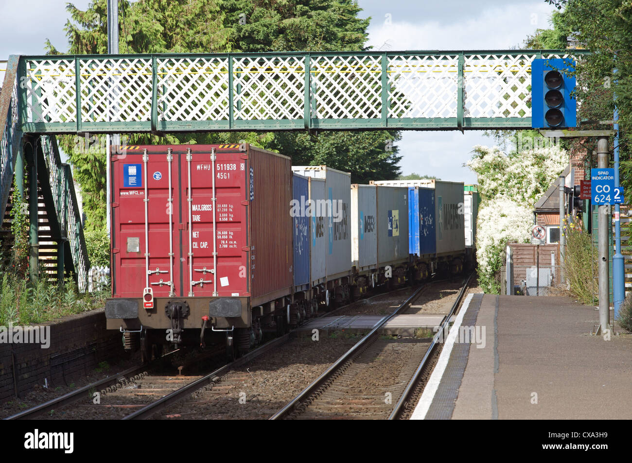 Treno merci dal porto di Felixstowe unendo la singola traccia la linea di diramazione di Ipswich a Trimley, Suffolk, Regno Unito. Foto Stock