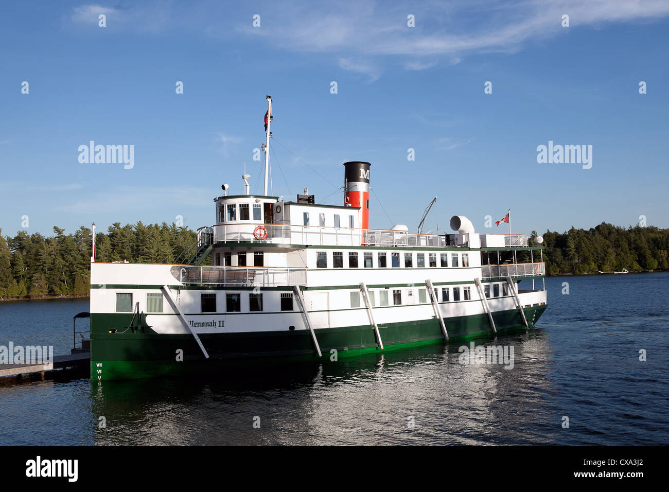 Muskoka Ontario, Canada - Il Wenonah II di Muskoka linee barca arriva in corrispondenza di un resort sul lago Rosseau. Foto Stock