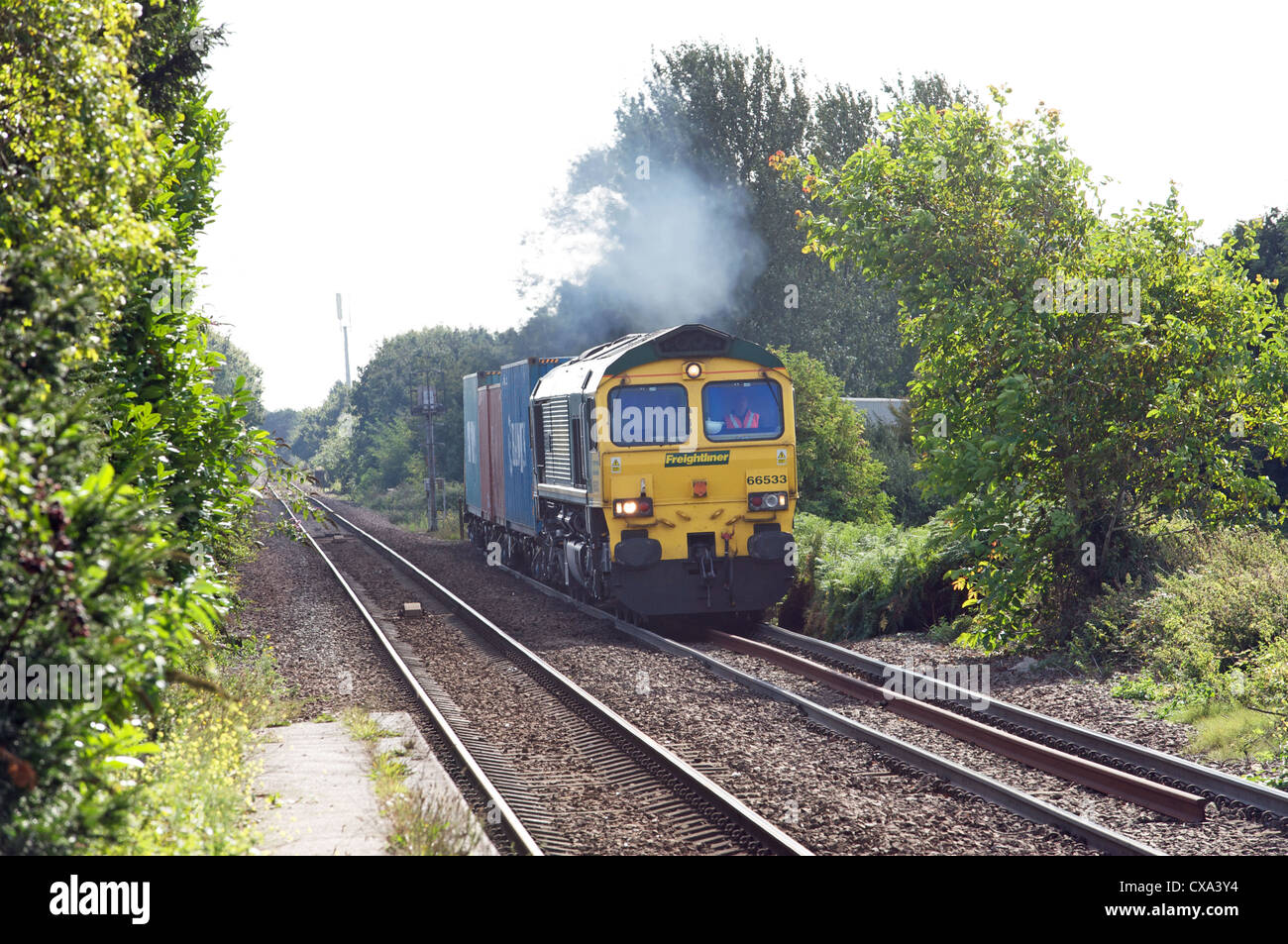 Treno merci dal porto di Felixstowe circa per unire la singola traccia la linea di diramazione di Ipswich a Trimley, Suffolk, Regno Unito. Foto Stock