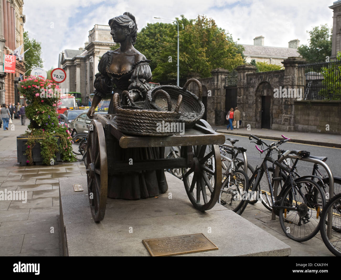 La città di Dublino Eire UE famosa scultura in bronzo di Molly Malone con il suo carrello e cesti di cardidi e cozze fictional del pescivendolo Foto Stock
