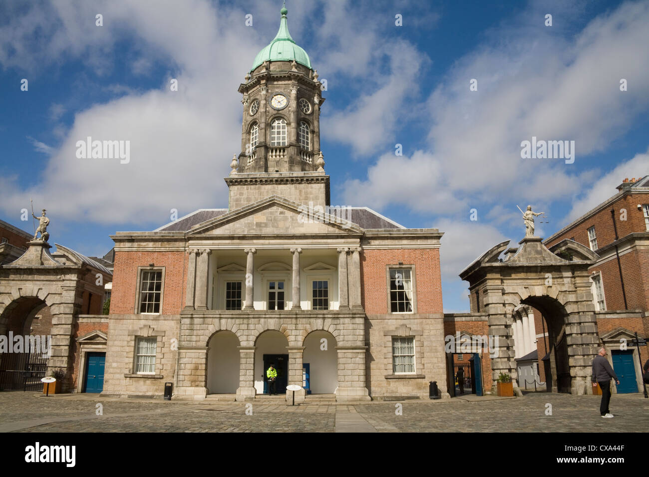 La città di Dublino Eire UE Il Bedford torre del 1761 fulcro del castello principale del cortile in stile georgiano fortezza giustizia gates sulla bella giornata di settembre Foto Stock