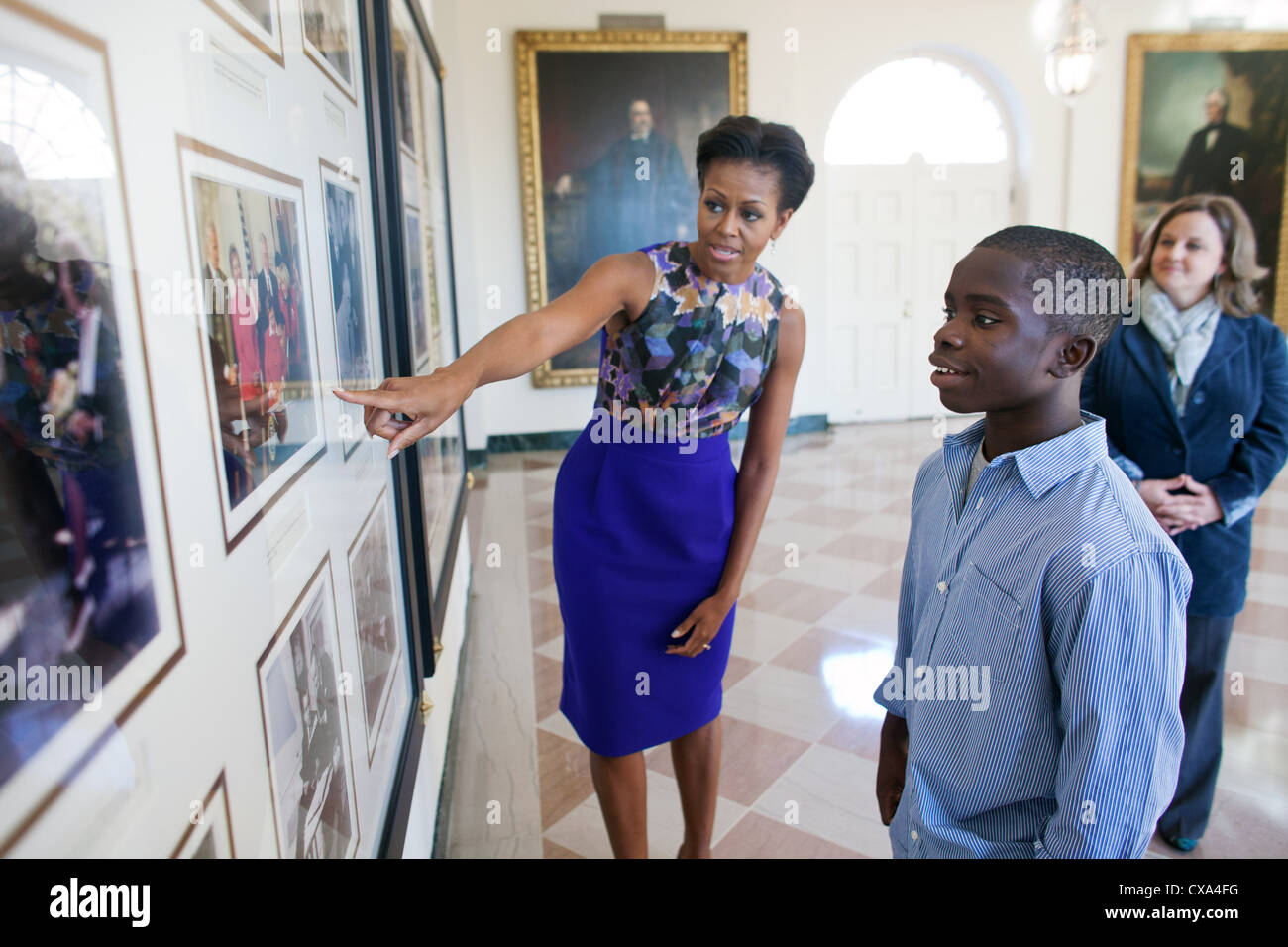 Michelle Obama mostra NFL Super Kid James Gale, 11, foto storiche da precedenti amministrazioni. Foto Stock