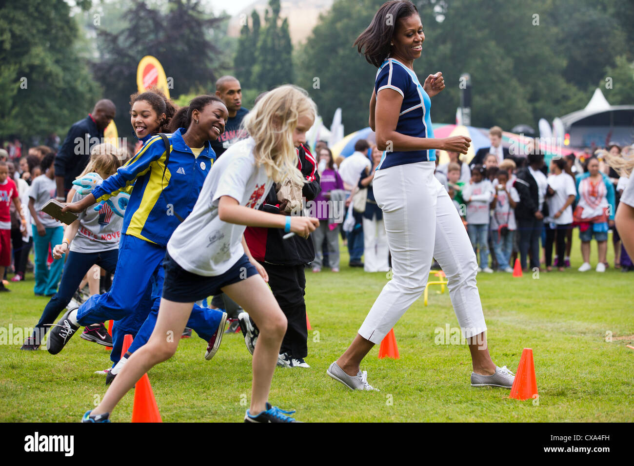 Michelle Obama viene eseguito in corrispondenza di una stazione di attività durante un "Passiamo! Londra" evento a Winfield House di Londra - Inghilterra Foto Stock