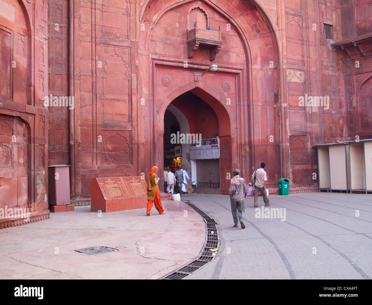 Le persone che entrano nel cancello di ingresso per il colore rosso Red Fort in New Delhi, India. Il Forte Rosso è un massiccio edificio Mughal Foto Stock