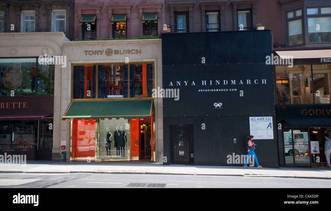 Tory Burch e presto per arrivare Anya Hindmarch i negozi di Madison Avenue in New York Foto Stock