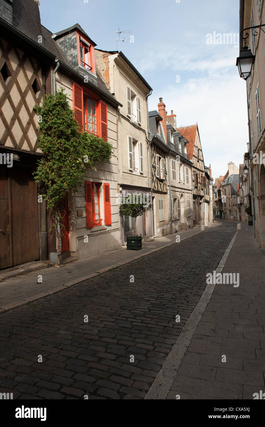 Strada tradizionale a Bourges Francia Foto Stock