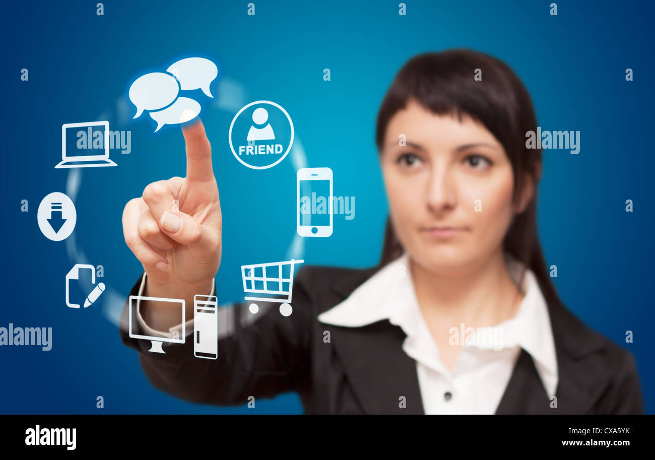 Imprenditrice premendo high tech tipo di pulsanti moderno su un sfondo virtuale Foto Stock