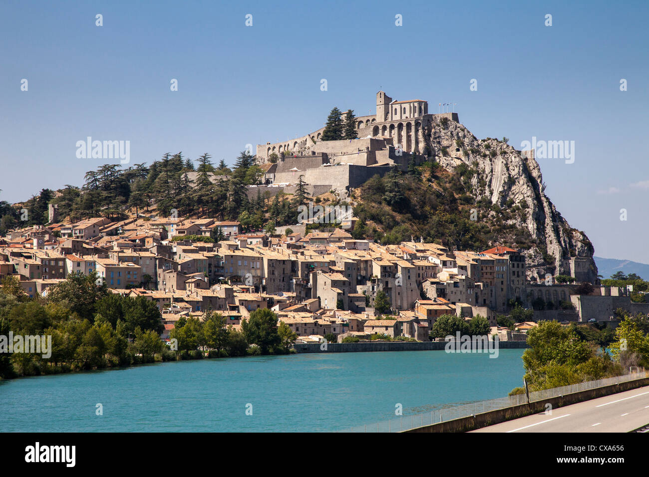 Fiume Durance e la città di Sisteron, Provenza, Francia. Foto Stock