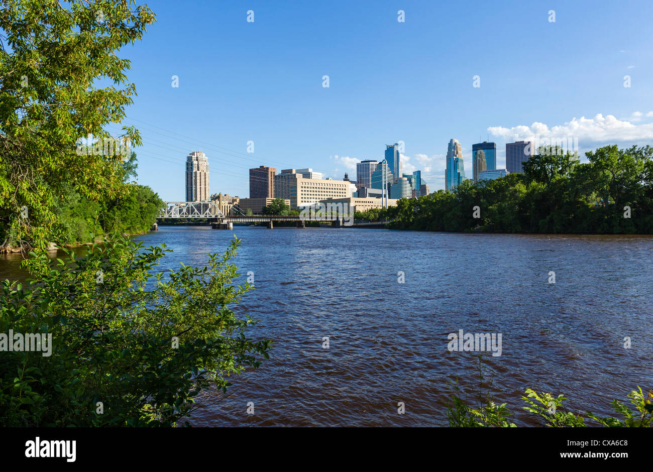 Skyline della città da Nicolett isola nel fiume Mississippi, Minneapolis, Minnesota, Stati Uniti d'America Foto Stock