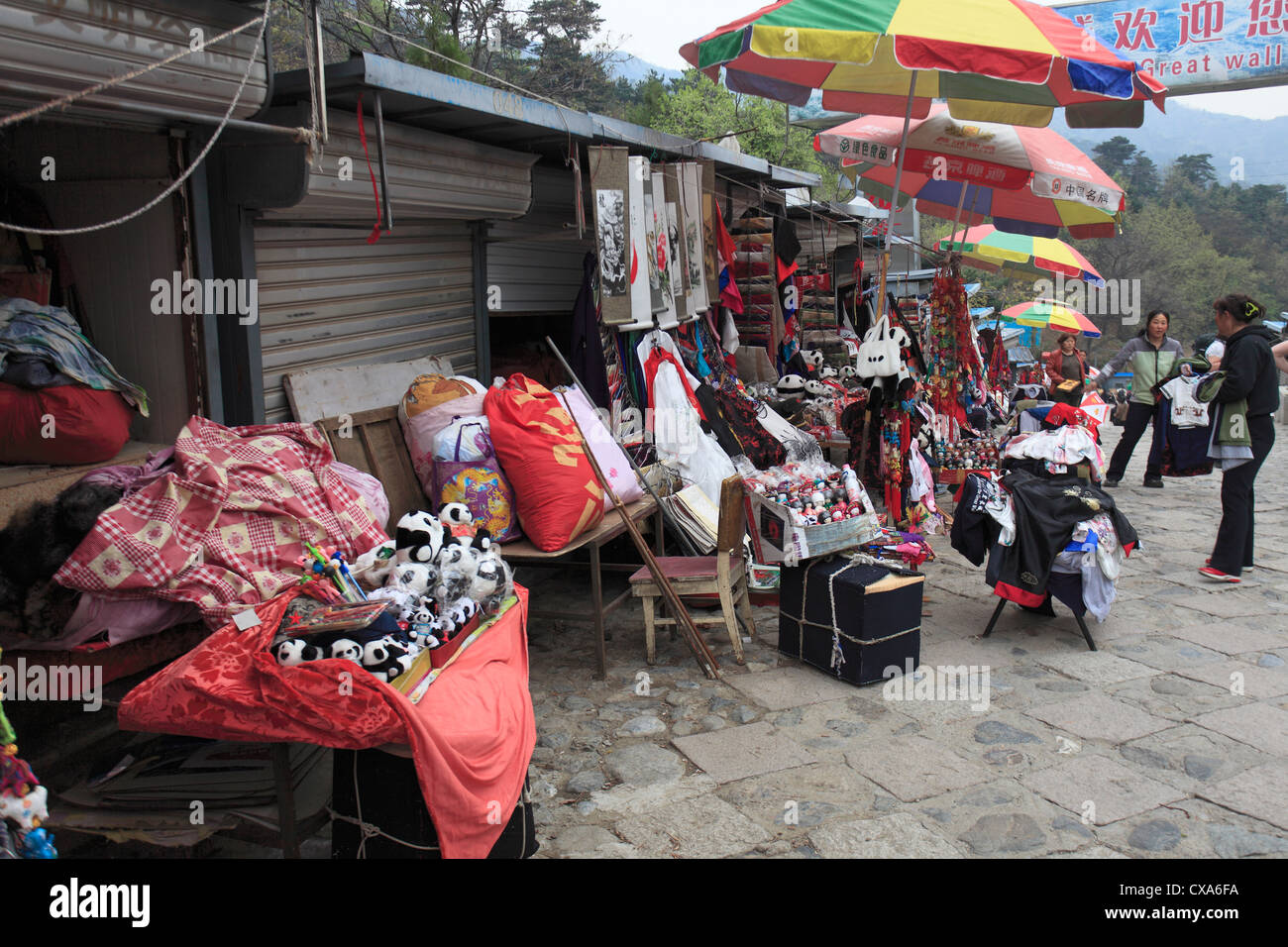 Vista del mercato turistico e dei prodotti per la vendita, Mutianyu villaggio provenzale di Pechino, Cina, Asia. Foto Stock