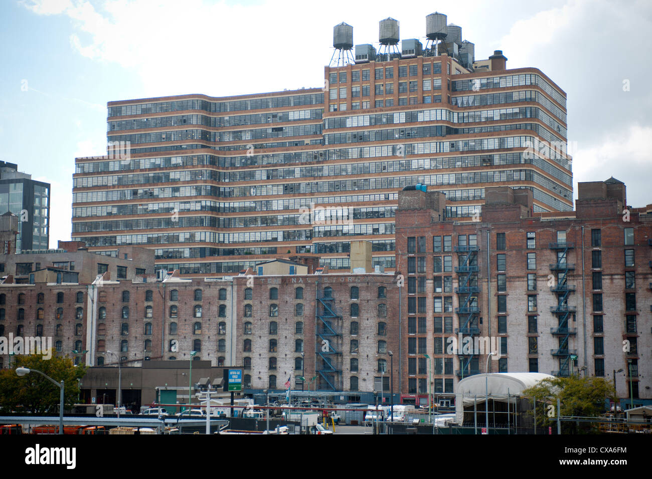 La massiccia Atlas costruzione terminale di fronte all'altrettanto imponente edificio Starrett-Lehigh nel quartiere alla moda di West Chelsea Foto Stock