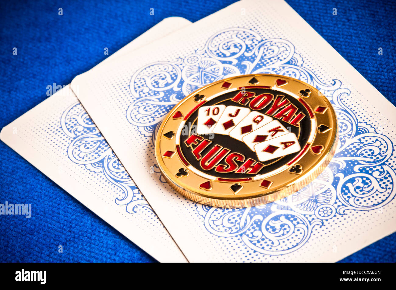Lucky coin sulla parte superiore delle carte da poker al Texas hold'em Foto Stock