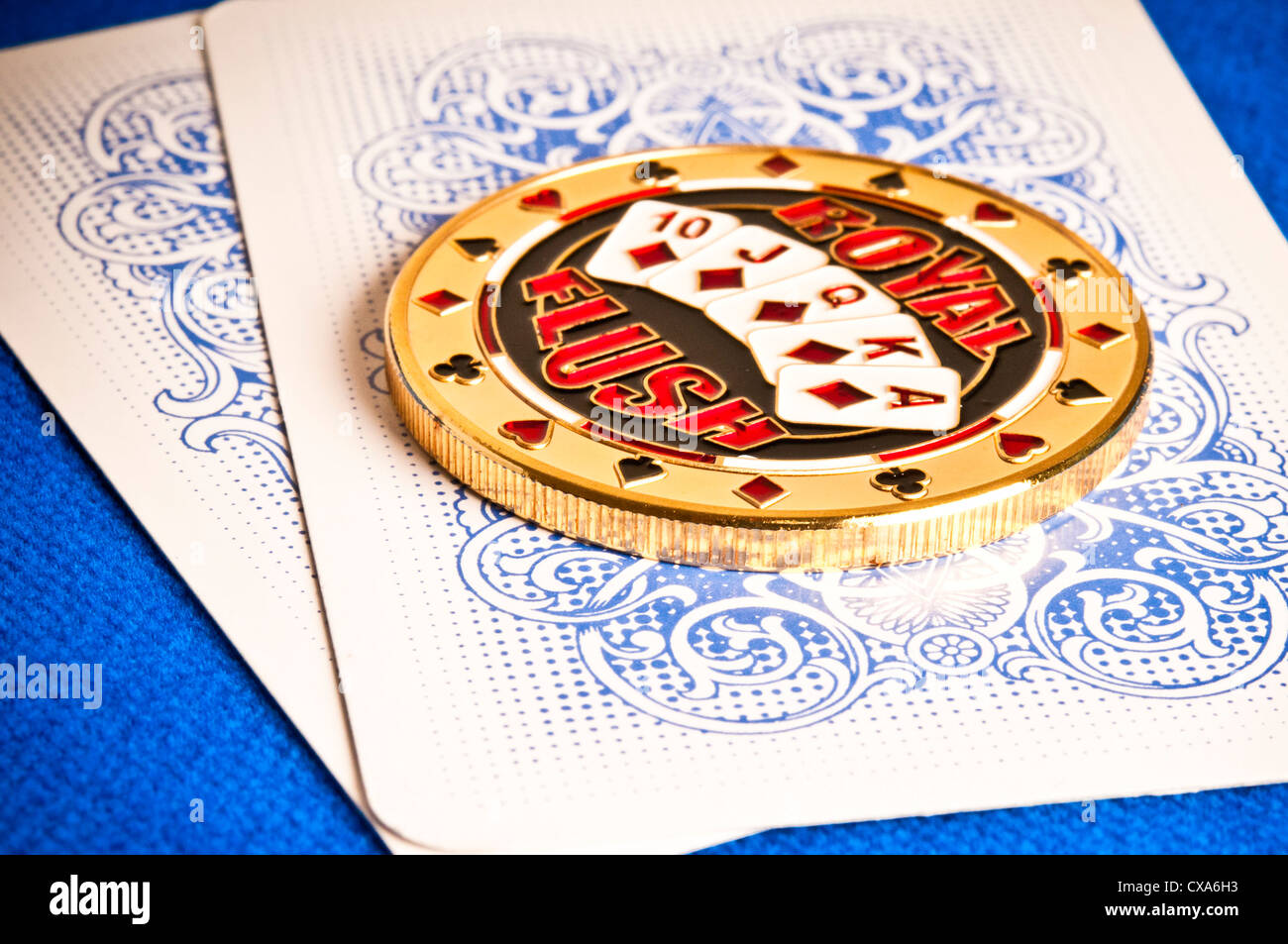 Lucky coin sulla parte superiore delle carte da poker al Texas hold'em Foto Stock