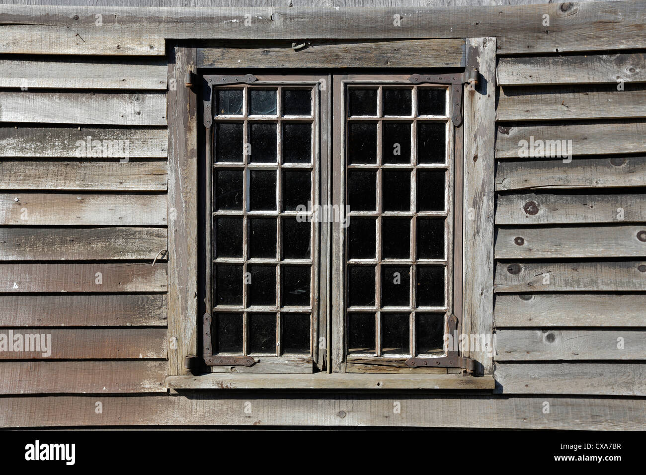Weathered clapboard schierati sul telaio di una finestra, Shelburne, Nova Scotia Foto Stock