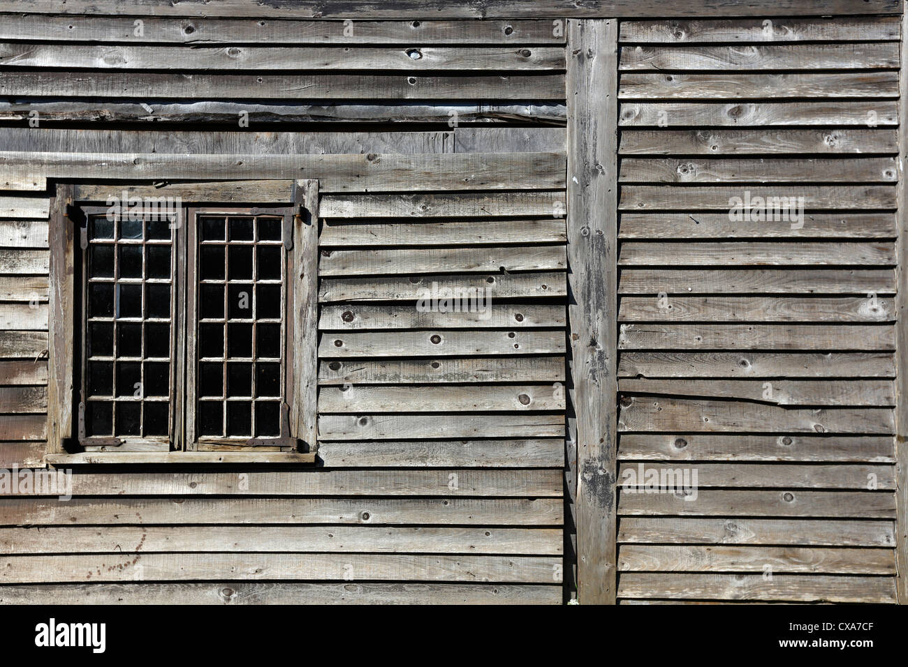 Weathered clapboard schierati sul telaio di una finestra, Shelburne, Nova Scotia Foto Stock