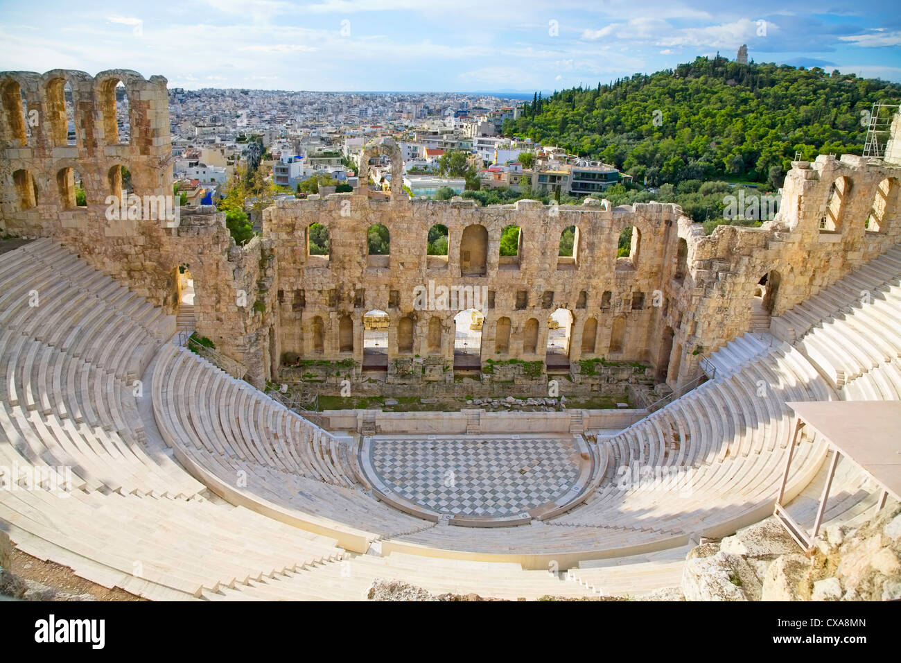 L' Odeon di Erode Attico sul versante sud dell'Acropoli di Atene, Grecia. C 161 annuncio. Atene è in background Foto Stock