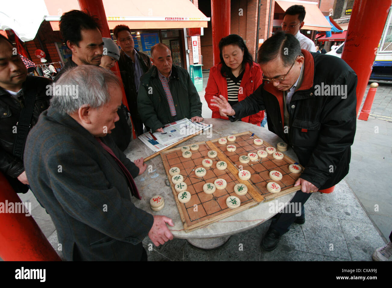 Due uomini cinesi playing game Xiang Qi in Londra Chinatown Foto Stock