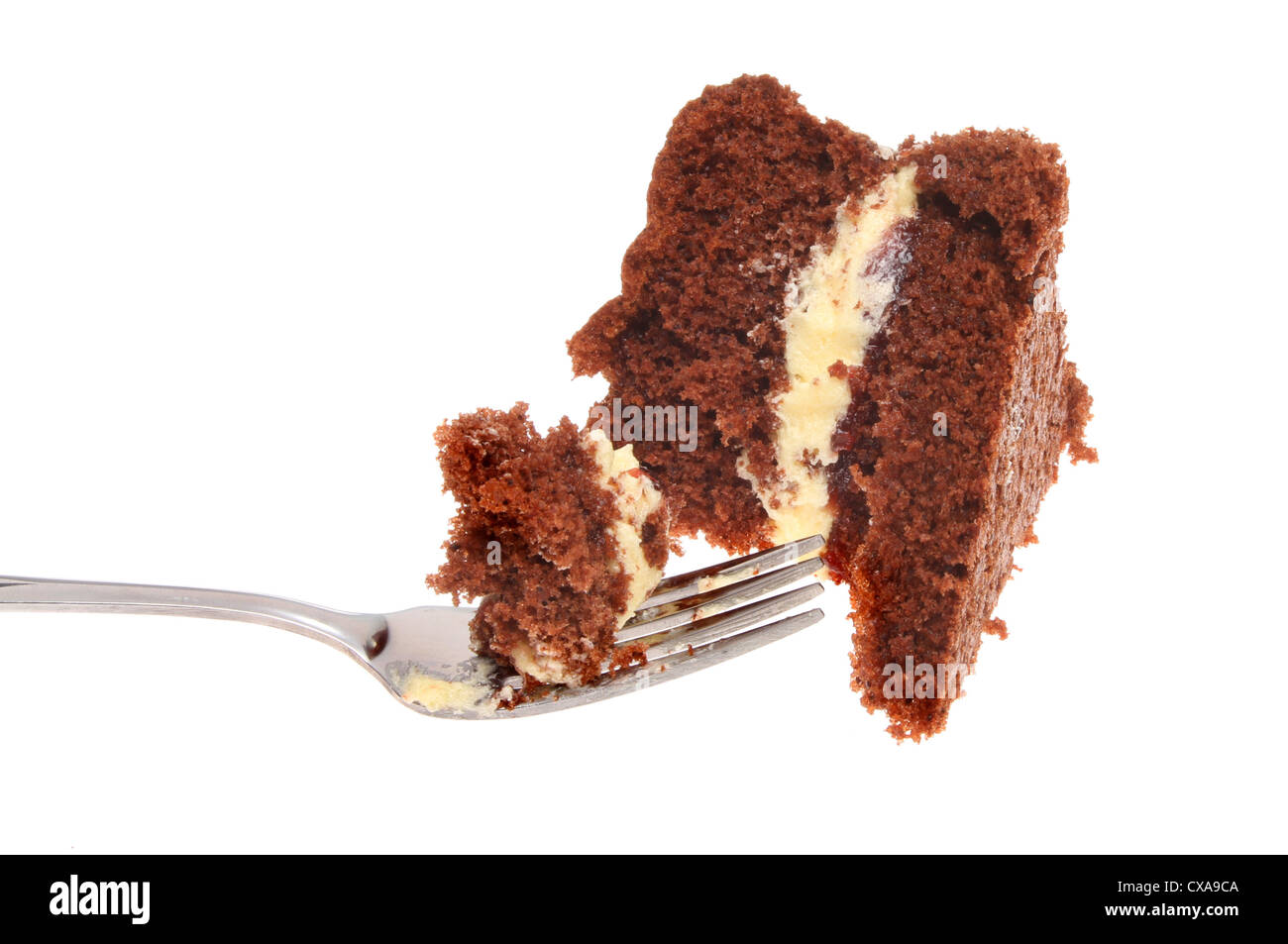 Primo piano di una fetta di torta al cioccolato e una forcella isolata contro bianco Foto Stock