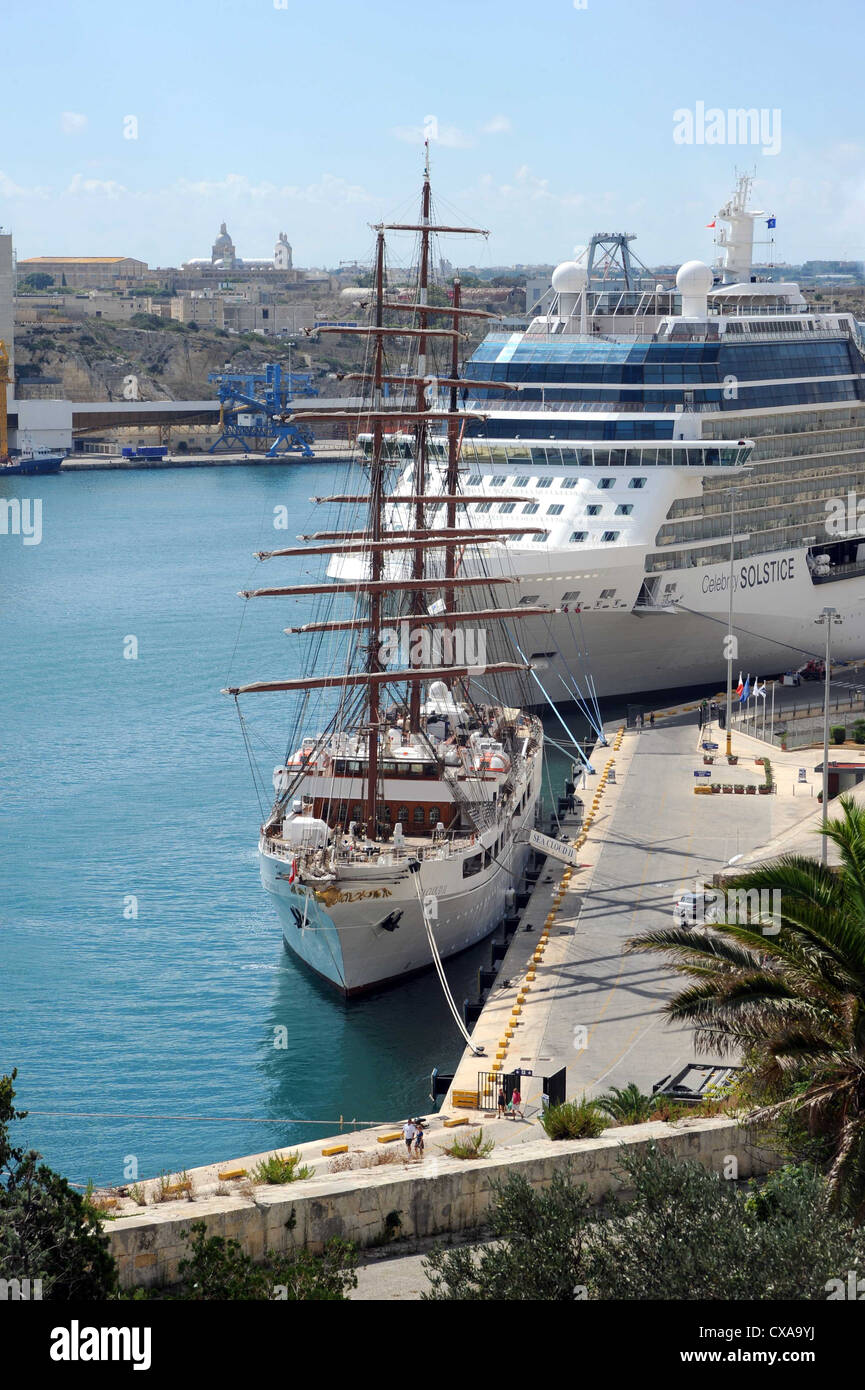 Una moderna nave da crociera e un tall ship presso la banchina di crociera, Grand Harbour, Valletta, Malta. Foto Stock