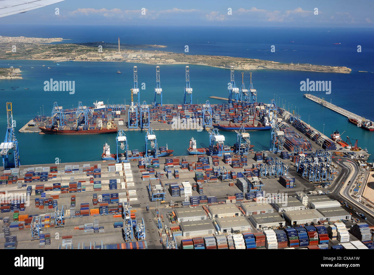 Fotografia aerea della gru e import export contenitori a cassetta a Freeport, Malta. Foto Stock