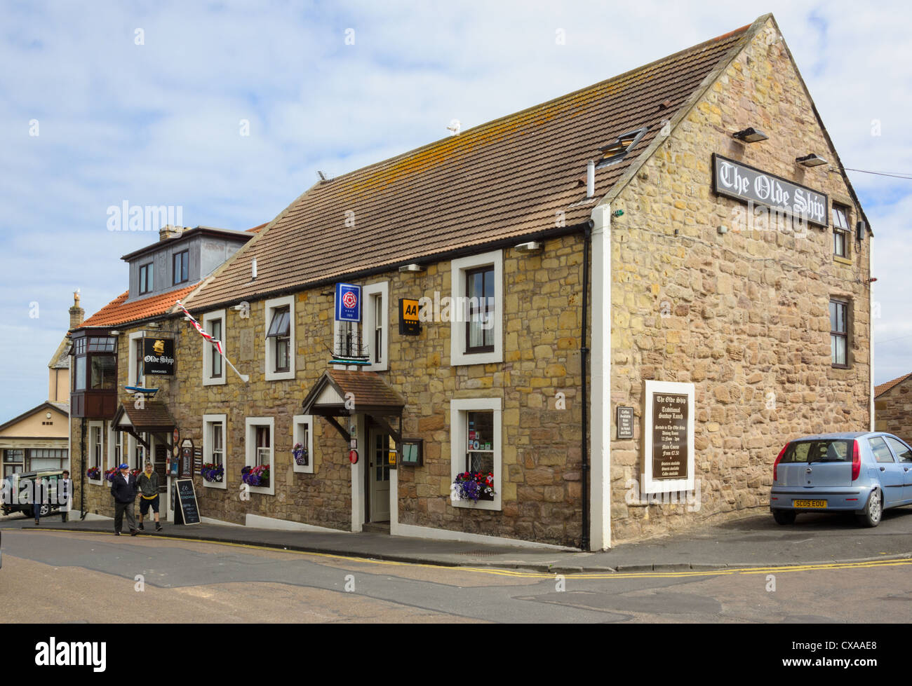 Un villaggio tradizionale pub nel piccolo villaggio costiero di Seahouses, Northumberland. Foto Stock