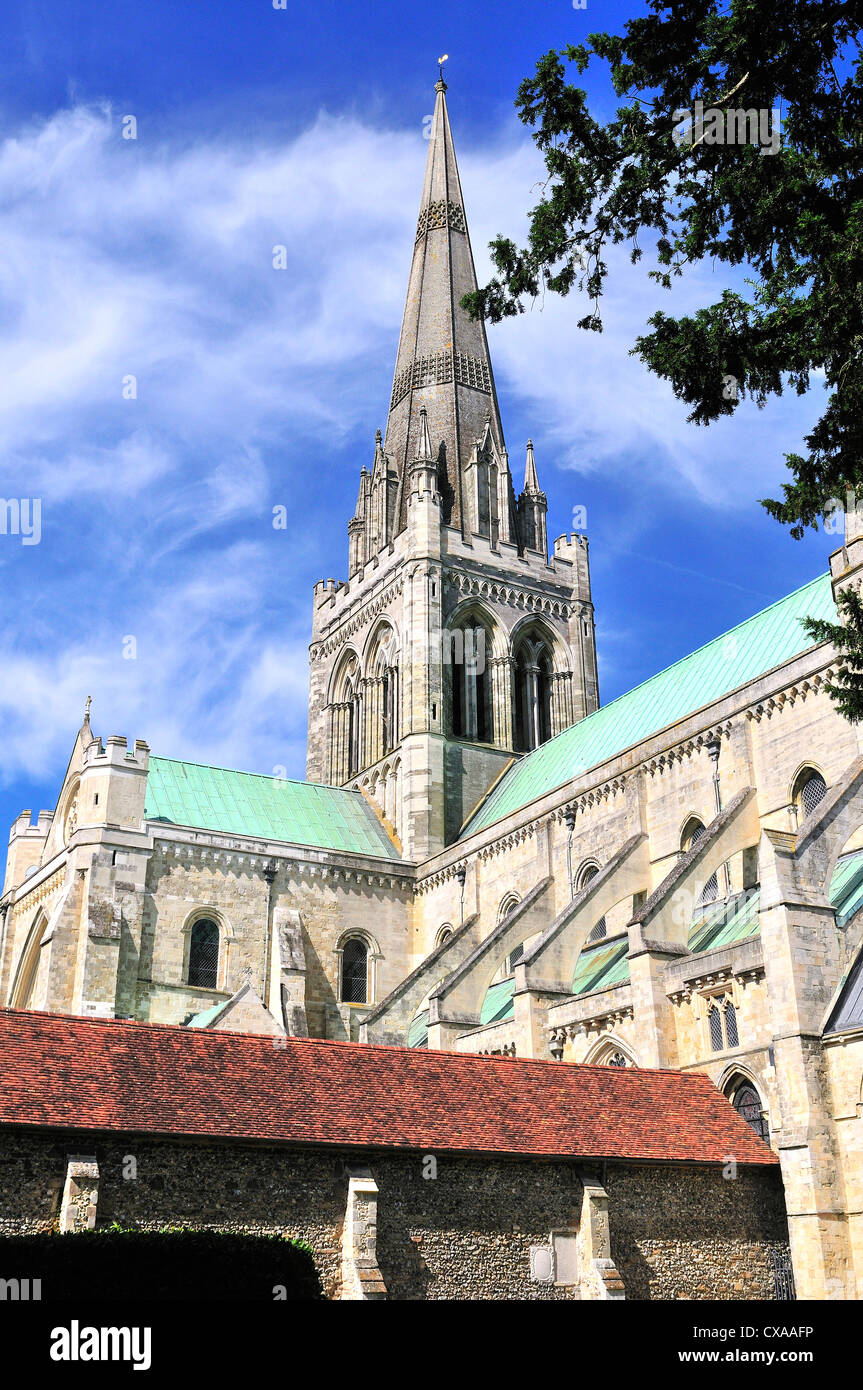 La guglia e i chiostri della cattedrale di Chichester, Chichester, West Sussex, Inghilterra, Regno Unito Foto Stock