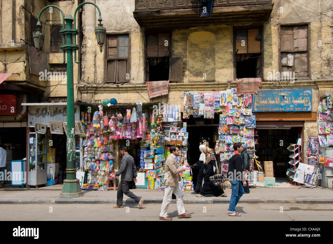 Street scene vicino al mercato Khan El Khalili Cairo Egitto Foto Stock