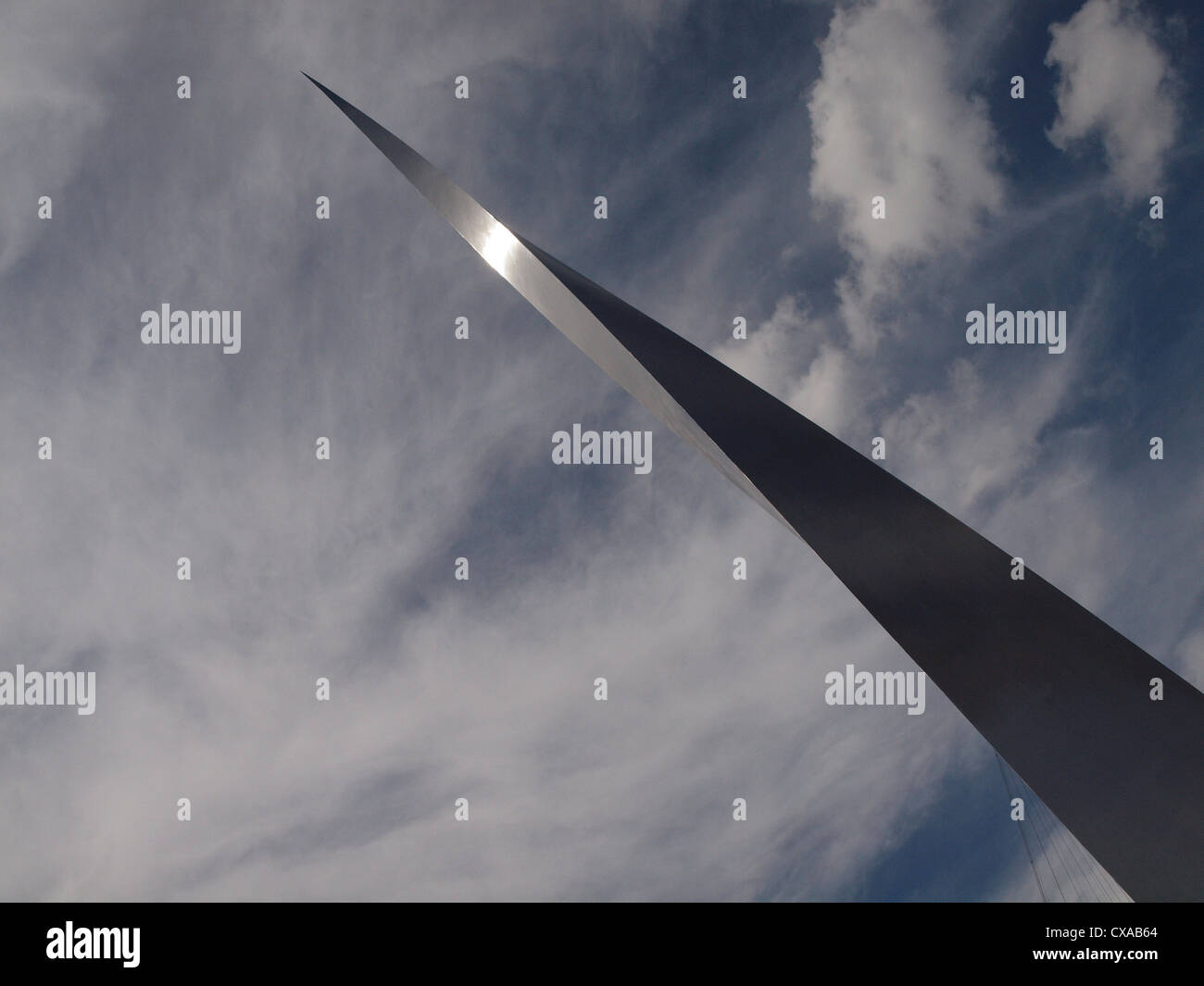 Torreggianti guglia a spirale a North Greenwich la torsione verso l'alto contro un cielo blu con nuvole wispy Foto Stock