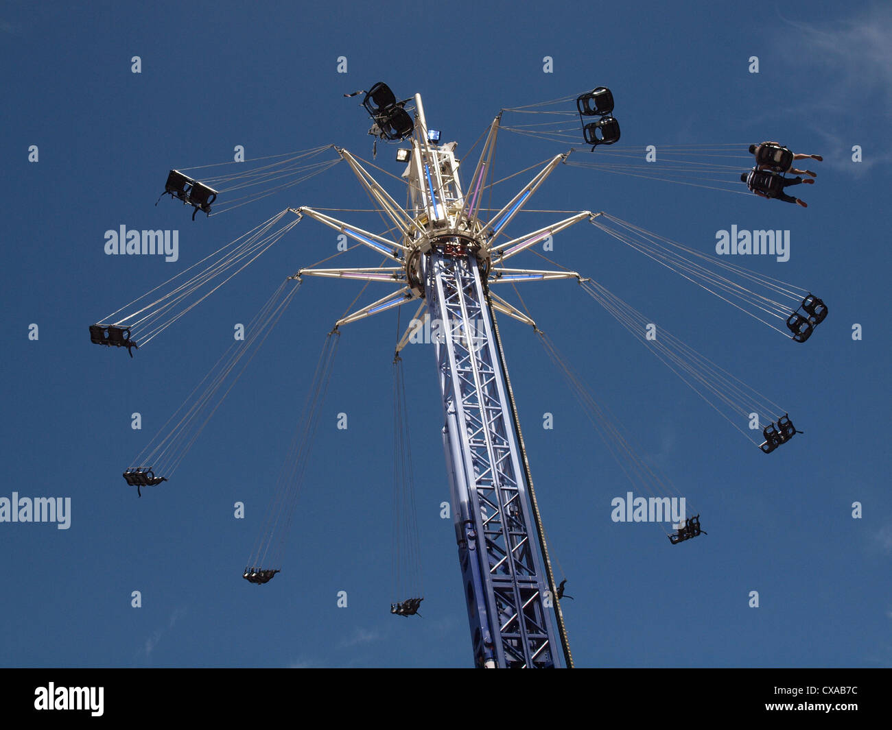 Torreggianti rotonda ride con esteso Sedili girevoli a North Greenwich contro un cielo blu con nuvole wispy Foto Stock