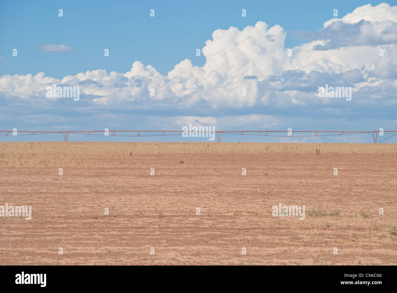 Un sistema di irrigazione si estende attraverso l'orizzonte nel lago di Ute, Nuovo Messico. Foto Stock