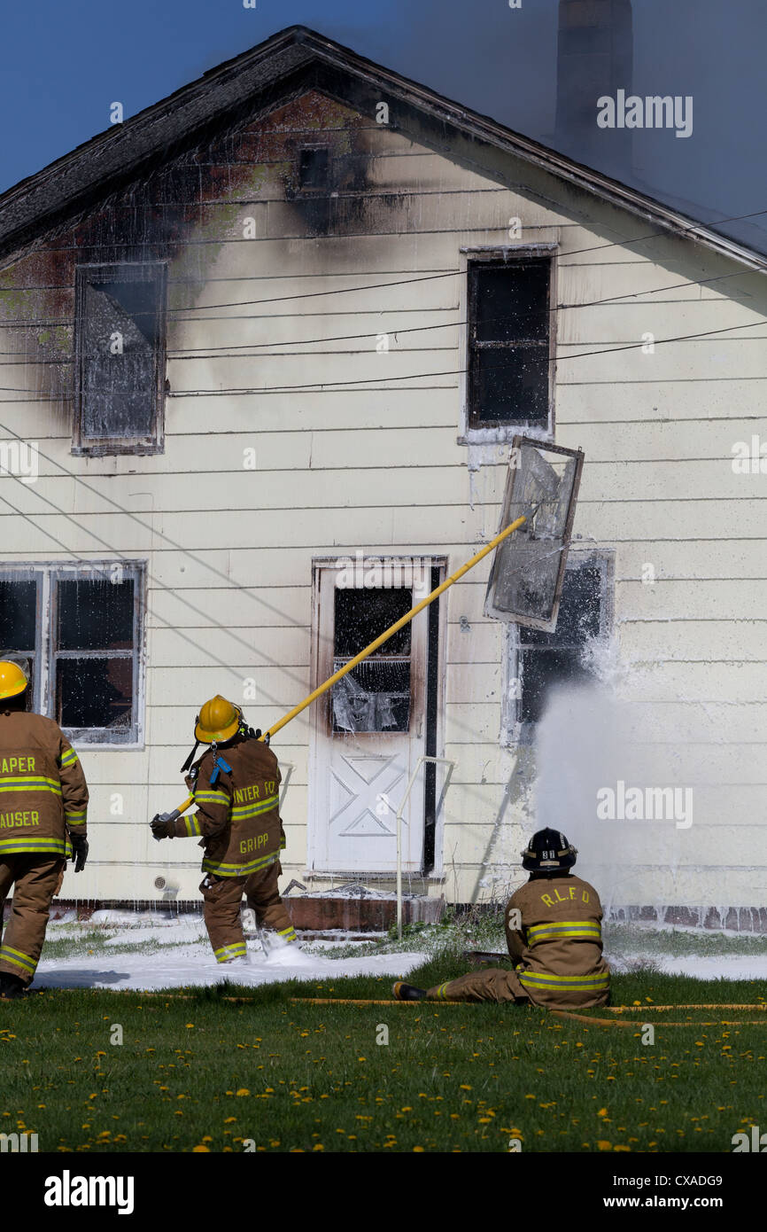 Vigili del fuoco volontari nella lotta contro un incendio Foto Stock
