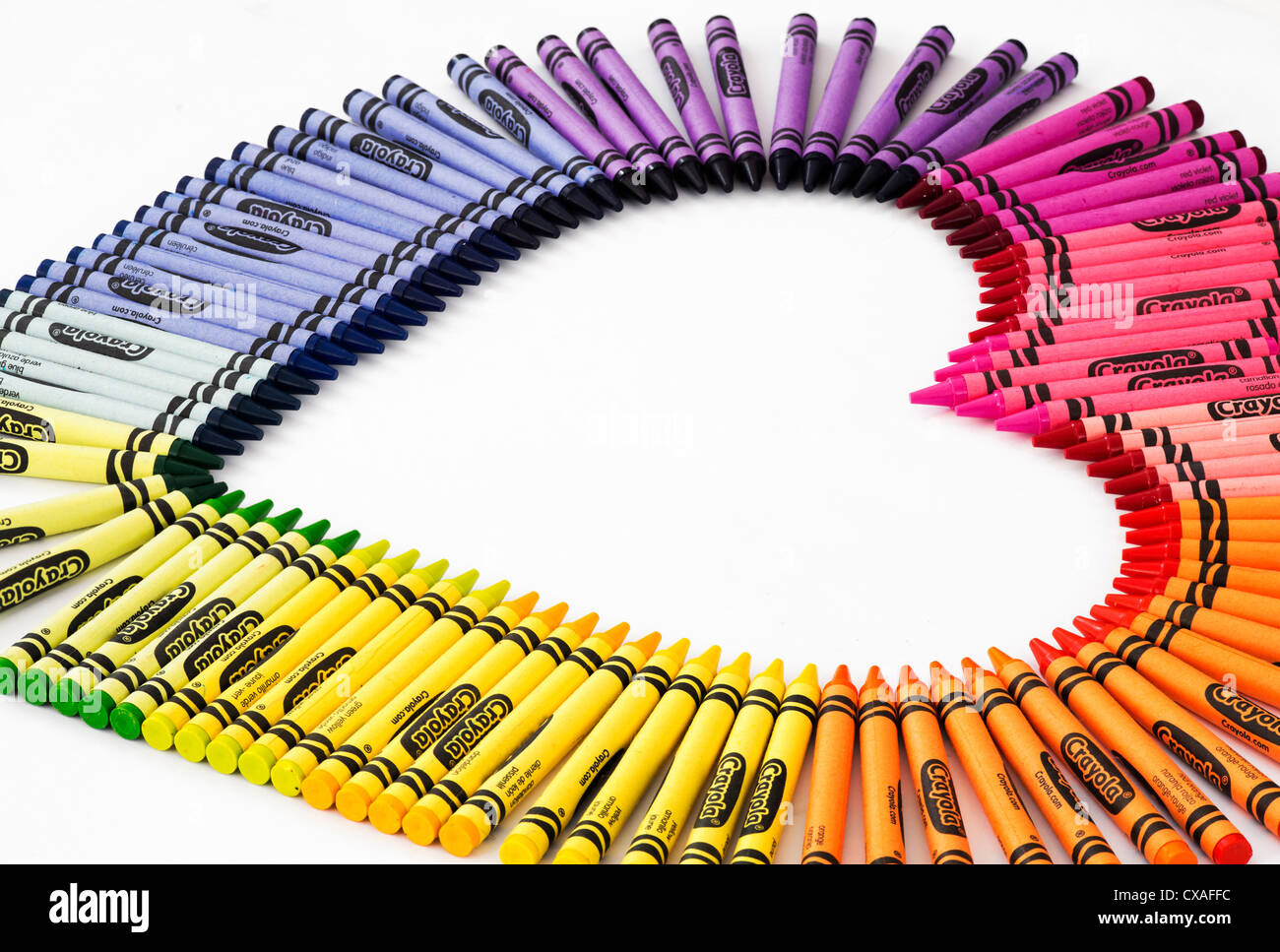 Colorate le matite in cera in una forma di cuore su sfondo bianco Foto Stock