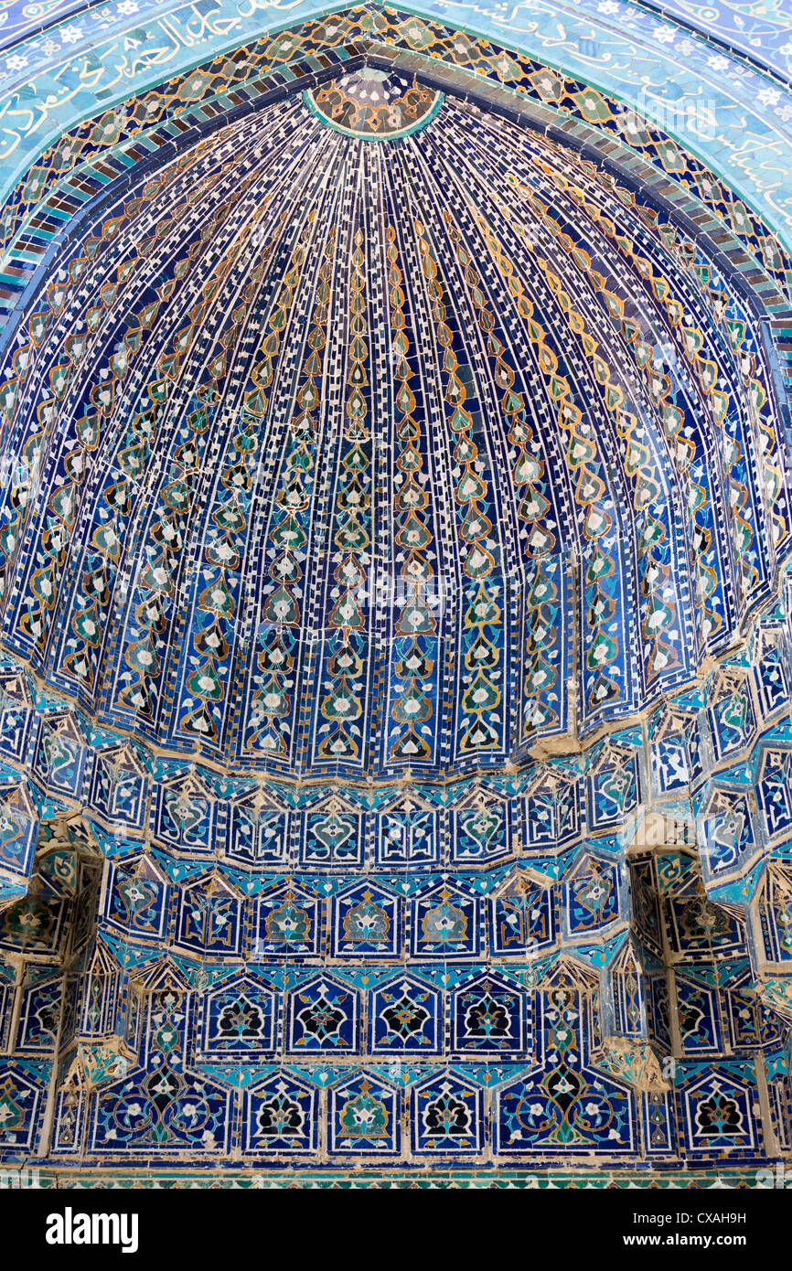 Dettaglio della volta di ingresso, Shirin Bika Mausoleo Agha, Shah-i Zinda necropoli, Samarcanda, Uzbekistan Foto Stock