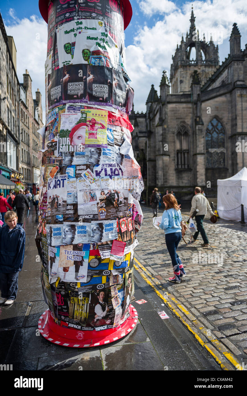 Mostra poster post di copertura sul Royal mile all'2012 International Edinburgh Fringe Festival di Edimburgo, Scozia, Regno Unito Foto Stock