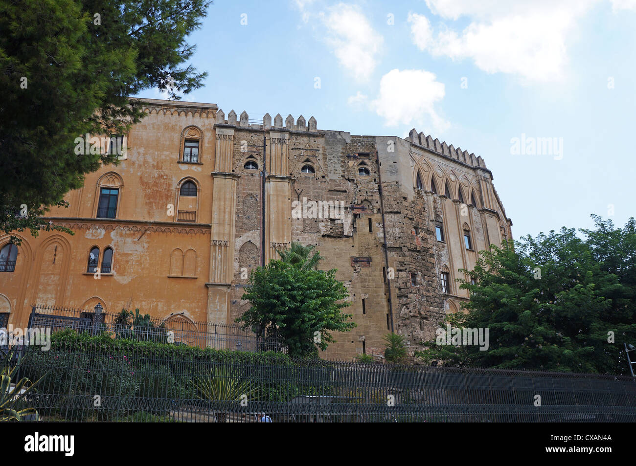 Vista esterna del Palazzo dei Normanni di Palermo in Sicilia visto dalla piazza Indipendenza Foto Stock