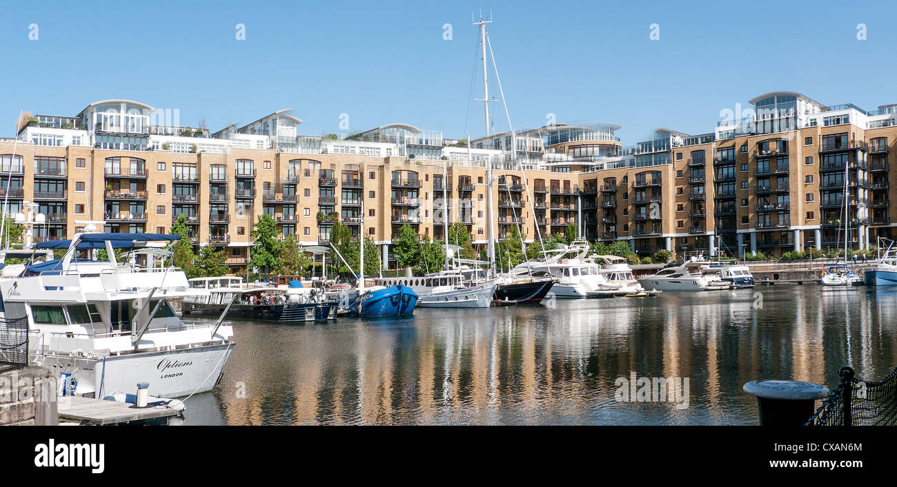 Un panorama del porto turistico di Santa Caterina Dock, Londra, Regno Unito Foto Stock