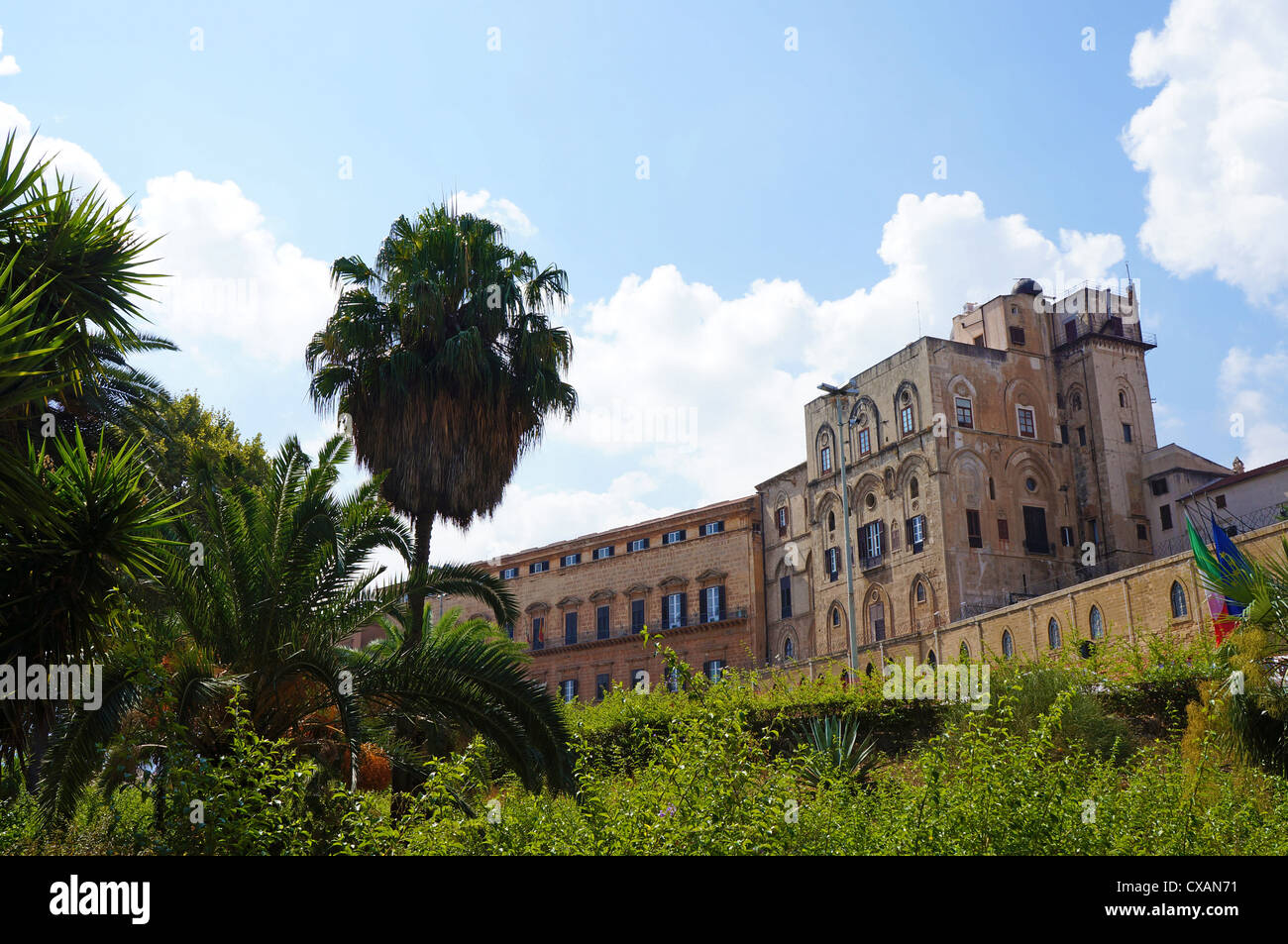 Vista esterna del Palazzo dei Normanni di Palermo in Sicilia visto attraverso gli alberi di Villa Bonanno Foto Stock