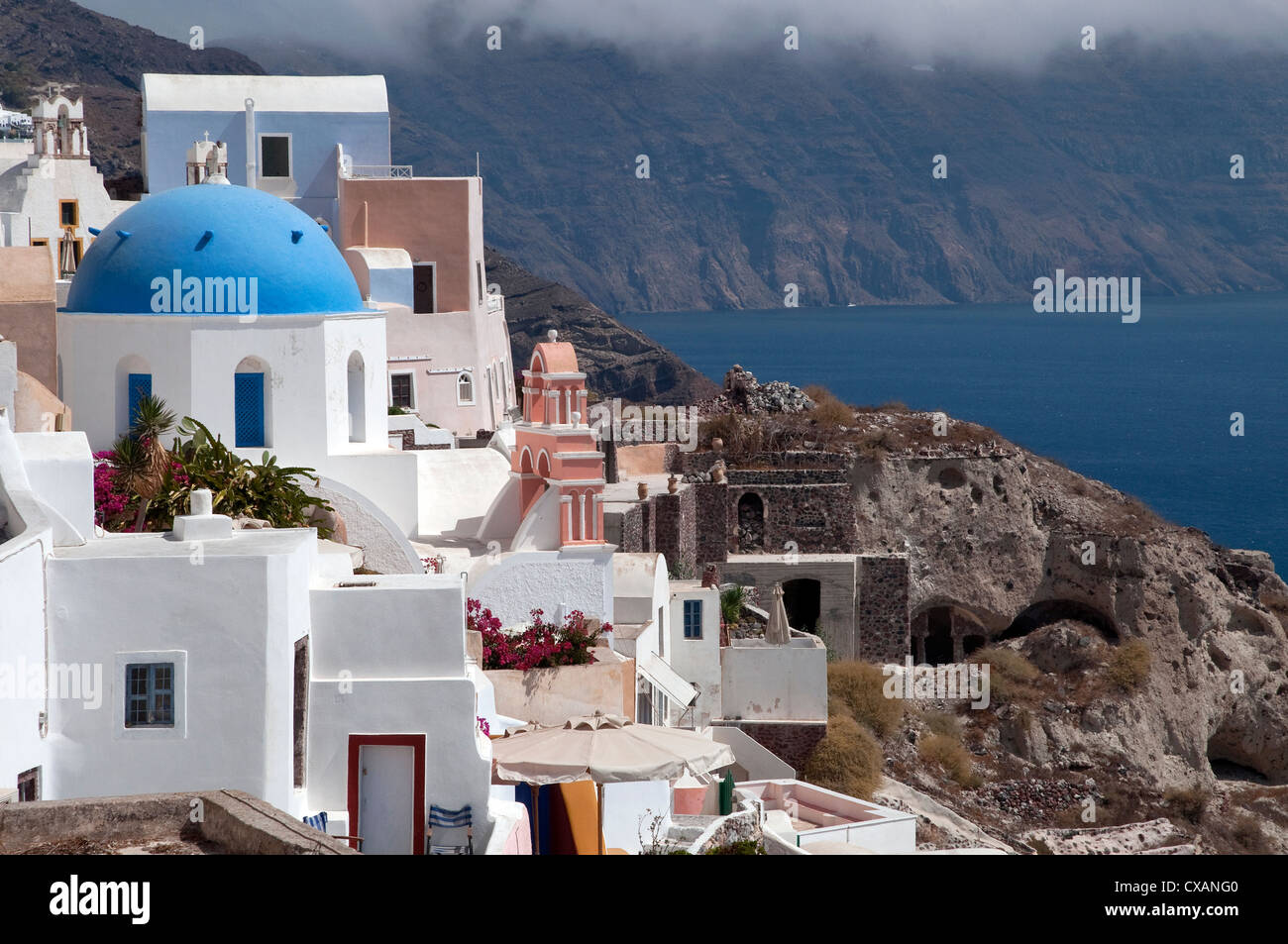 edifici dipinti di bianco a oia, santorini, grecia Foto Stock