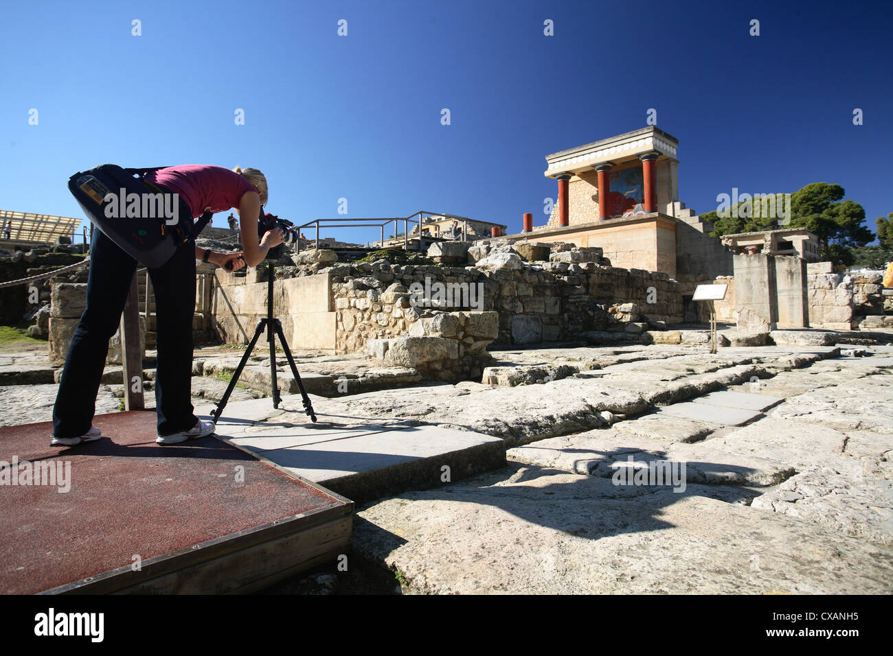 Knossos, giovane donna fotografato i resti del palazzo Foto Stock