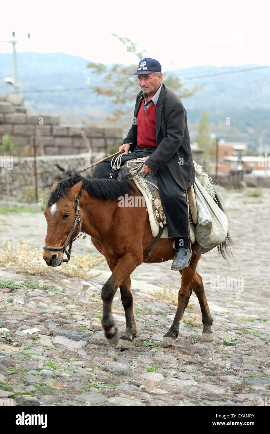 Canakkale, vecchio uomo in sella a un cavallo Foto Stock
