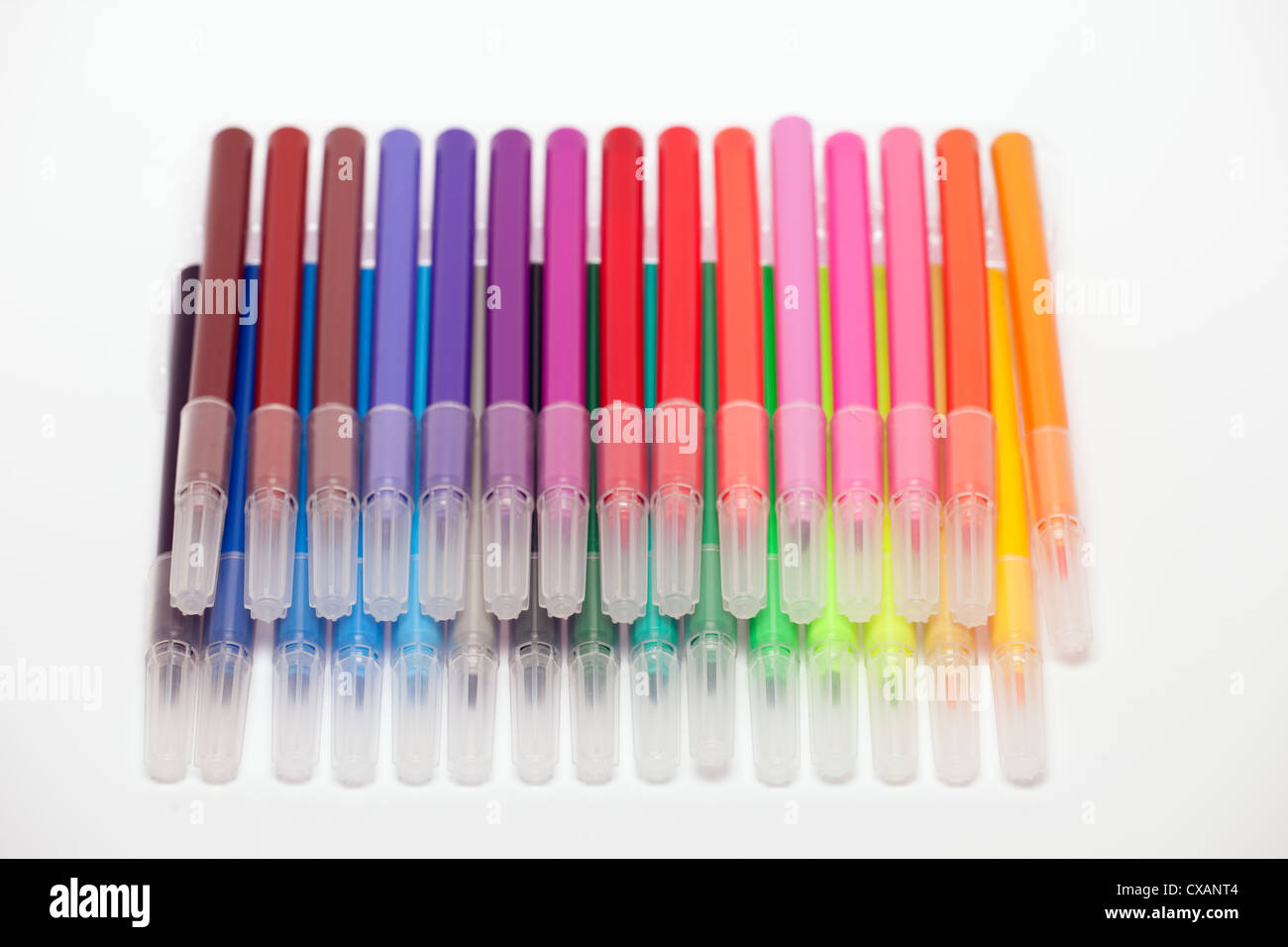 Pila di colori misti con punta in feltro penne con tappi Foto Stock