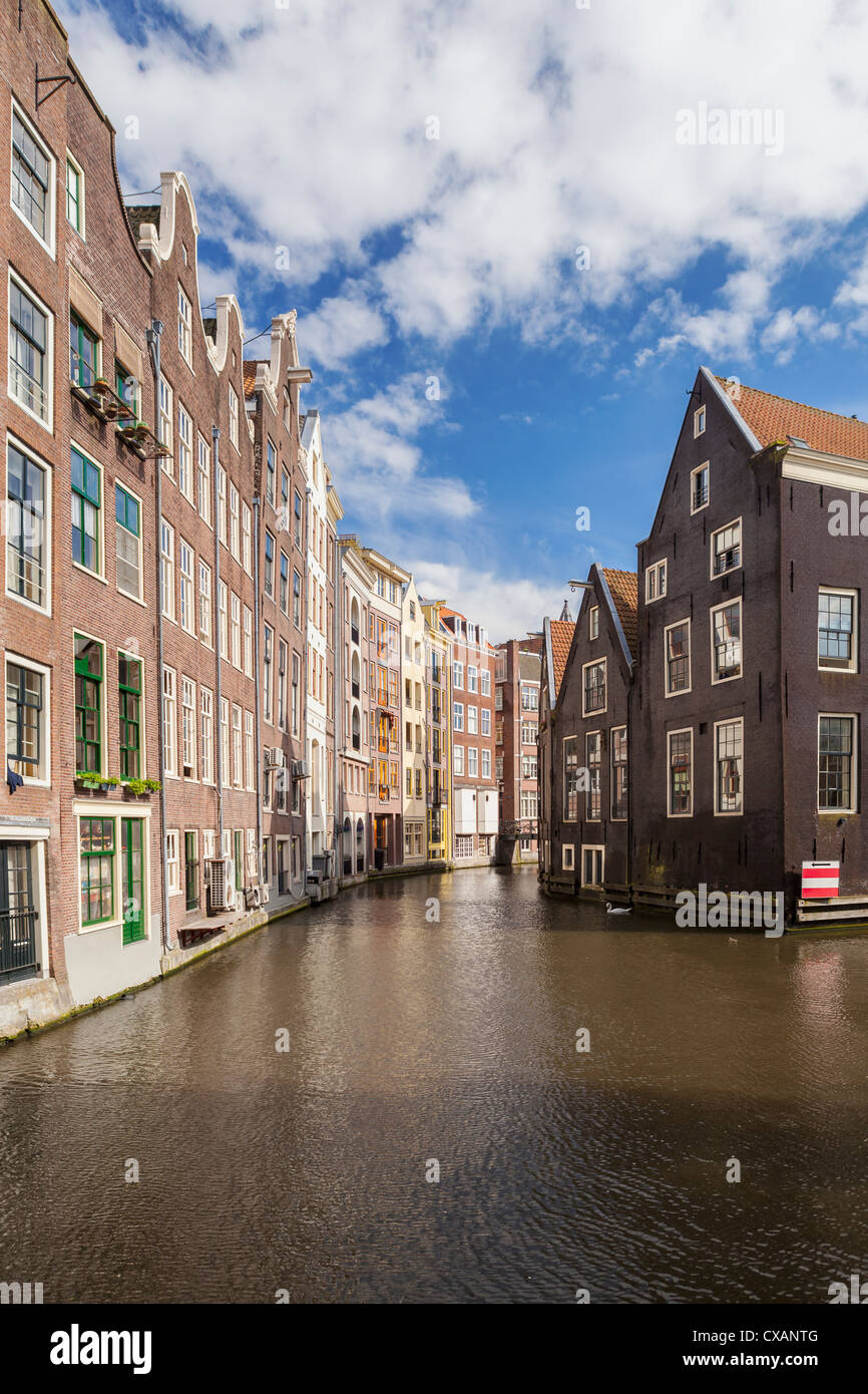 Edifici storici lungo la Oudezijds Achterburgwal canal a Amsterdam, Olanda Foto Stock
