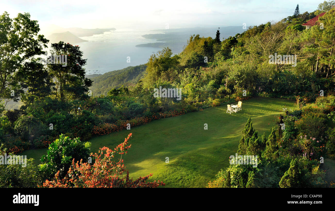 Giardino con una vista sul Lago Taal, Tagaytay, Filippine, Sud-est asiatico, in Asia Foto Stock