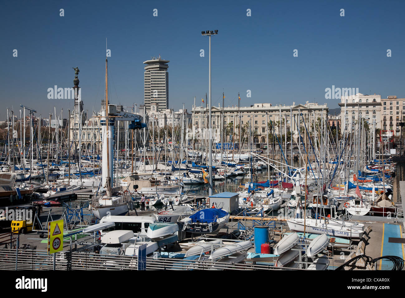 Vista di Port Vell che mostra il monumento di Colombo, Barcellona, in Catalogna, Spagna, Europa Foto Stock