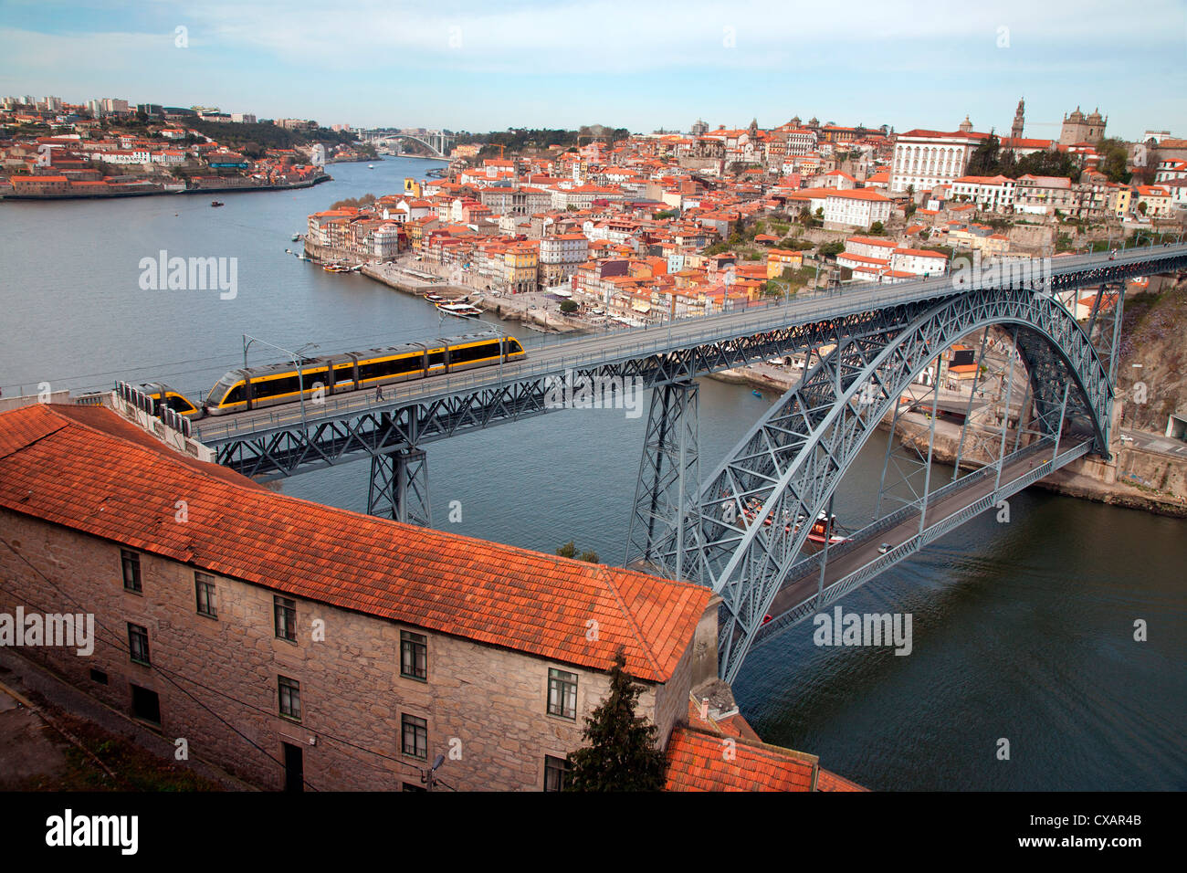 Il Dom Luis 1 ponte sul fiume Douro che mostra metropolitana leggera in transito e Arrabida ponte in background, Porto (Oporto) Foto Stock