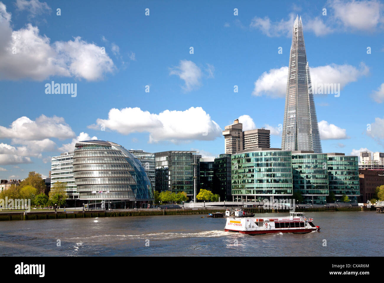 Vista del Shard, Municipio e più Londra lungo il fiume Thames, London, England, Regno Unito, Europa Foto Stock