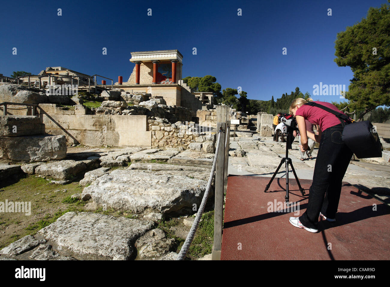 Knossos, giovane donna fotografato i resti del palazzo Foto Stock