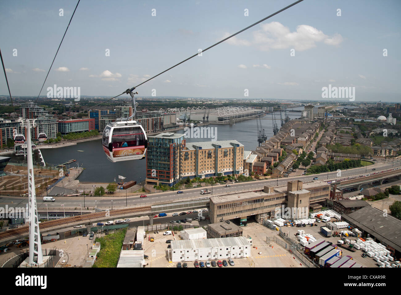 Vista da una funivia durante il lancio degli Emirati linea aria mostra Excel Exhibition Centre in background, Londra, Inghilterra Foto Stock